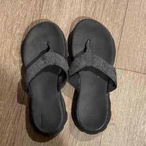 Sketchers yoga mat flip flops size 8